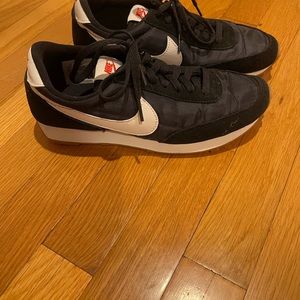 Nike womens 7.5 excellent condition. Worn 1 time